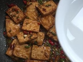 小火慢炖两分钟，放入少许水淀粉勾薄芡。