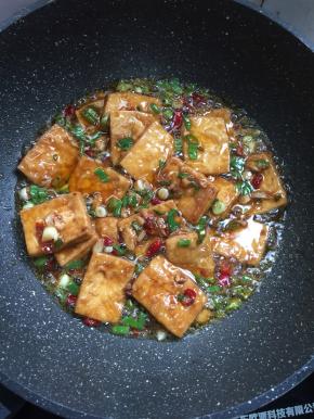 起锅前加入适量的葱花翻炒均匀即可。