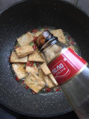 加入一勺蚝油。