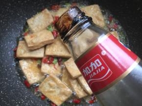 加入一勺蚝油。