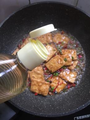 放入一勺醋翻炒均匀。