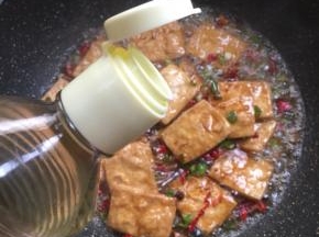 放入一勺醋翻炒均匀。