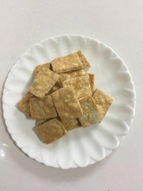 煎好的臭豆腐捞出沥干油分备用。