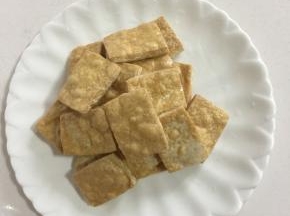 煎好的臭豆腐捞出沥干油分备用。