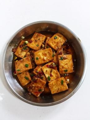 一盘诱人又下饭的香辣臭豆腐就做好啦，开吃吧！