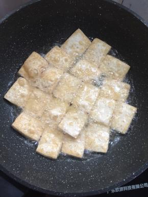 煎制两面呈金黄色，起泡即可。