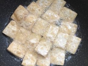 煎制两面呈金黄色，起泡即可。