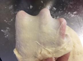 最终揉到完全阶段（即揉出较薄的薄膜）。