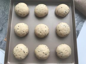 揉好面团后，将面团均匀分割成喜欢的份，如果是8份的话每份约70g左右，团成面团，要使表面光滑，盖保鲜膜，松弛10-15分钟。