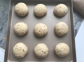 揉好面团后，将面团均匀分割成喜欢的份，如果是8份的话每份约70g左右，团成面团，要使表面光滑，盖保鲜膜，松弛10-15分钟。