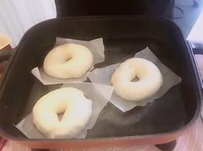 发酵剩5分钟时，准备糖水，1000克水50克糖，大火烧水，看到水底有小气泡产生的时候，立马转小火，维持半开的水温。不要烧开（水温最好80-90度，也就是说不是煮面团，而是烫面团）。将发酵好的面团取出，放进糖水，可以手托油纸，将油纸和面团一起放进糖水锅，这时油纸自然会掉落，捞起来就好了。面团每面煮30秒，再捞出沥去多余水分。