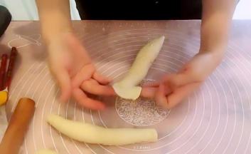 把上端擀薄，擀成扇形。