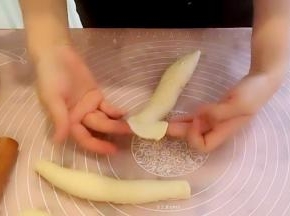 把上端擀薄，擀成扇形。