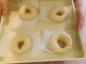 依次完成所有。放在比贝果大一点的油纸上，放在温暖处（大概30-35度）进行发酵30分钟。发酵时保证一定湿度但不要盖湿布，盖了湿布后贝果面团表皮会变湿，在煮面团时会立马收缩。