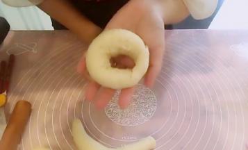 然后下端围过来，将扇形面皮贴合好围过来的下端面条，形成一个圆圈，收口始终保持向下。