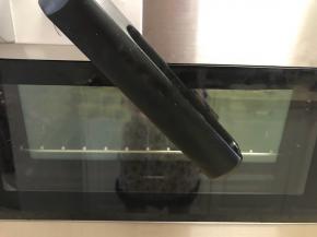 煮面团时就开始预热烤箱。烤箱预热到200度，贝果放在烤盘上时要垫上油纸或油布，否则糖水会很黏。