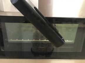 煮面团时就开始预热烤箱。烤箱预热到200度，贝果放在烤盘上时要垫上油纸或油布，否则糖水会很黏。