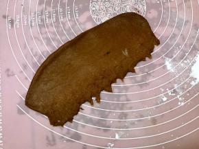 一侧用手指捻薄。（照片是以前做的可可口味的）