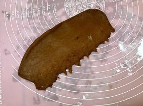 一侧用手指捻薄。（照片是以前做的可可口味的）