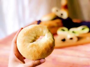 预热好后温度降到190度，放中层烤15分钟，中途观测面团上色情况，加盖锡纸，不要烤焦了。如果想表皮脆一些，降低温度，增加烘烤时间，这样完美的贝果就出来啦！