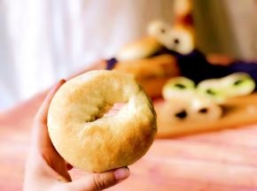 预热好后温度降到190度，放中层烤15分钟，中途观测面团上色情况，加盖锡纸，不要烤焦了。如果想表皮脆一些，降低温度，增加烘烤时间，这样完美的贝果就出来啦！