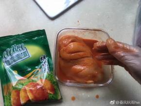 鸡胸肉用刀逆着纹理化开，然后放入奥尔良腌料汁中搅拌均匀