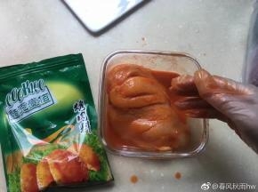 鸡胸肉用刀逆着纹理化开，然后放入奥尔良腌料汁中搅拌均匀