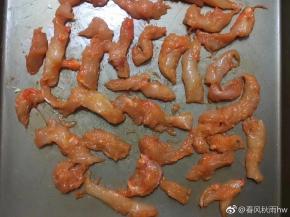 鸡脯肉切成1厘米宽5厘米长的小块，煎至金黄色