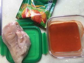 鸡胸肉200g洗干净，15g奥尔良料兑水15g化开。