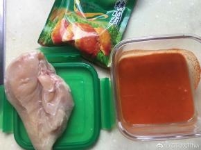 鸡胸肉200g洗干净，15g奥尔良料兑水15g化开。