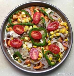 在撒上洋葱和小番茄