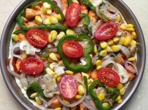 在撒上洋葱和小番茄