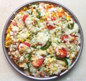 烤箱先预热。200度，5分钟左右。然后将披萨放进去烤15分钟。