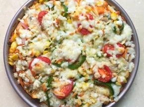 烤箱先预热。200度，5分钟左右。然后将披萨放进去烤15分钟。