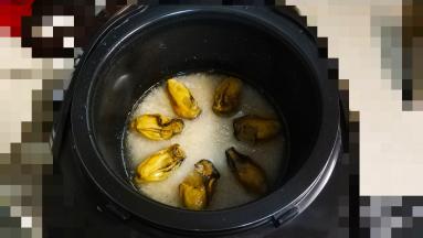 米洗净，放入比平常少的水，放入少许油、盐、蚝干，按煮饭键