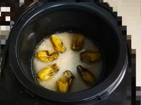 米洗净，放入比平常少的水，放入少许油、盐、蚝干，按煮饭键