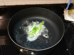 锅里热油放入葱段、蒜盐