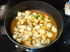 倒入生蚝、虾粒放入料酒、盐、酱油、糖，生蚝会出汁水