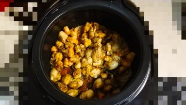 饭煲显示到焖饭时，将生蚝、虾和适量汤汁倒入饭里打入鹌鹑蛋，盖上盖子到煲饭程序结束