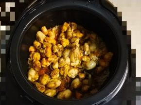 饭煲显示到焖饭时，将生蚝、虾和适量汤汁倒入饭里打入鹌鹑蛋，盖上盖子到煲饭程序结束