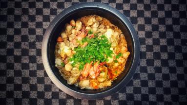 饭好后放入香菜、葱碎搅拌均匀即可