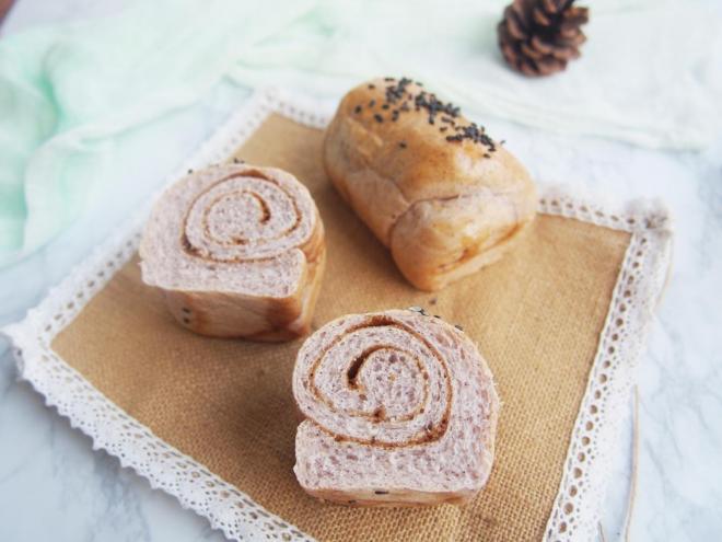 杂粮黑麦红糖卷