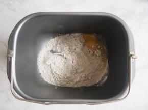 将高筋面粉、杂粮黑麦粉称量好，倒入面包机桶中。