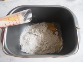 在面包机桶的角落分别加入鸡蛋、白糖和酵母。