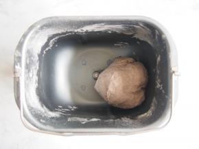 加入清水，清水的量要根据面团的软硬程度进行适当调整，启动揉面程序，揉成光滑面团。