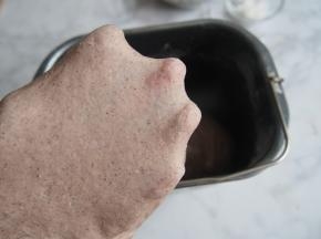 揉至面团出膜，检查出膜的状态。