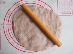 发酵好的面团进行排气。