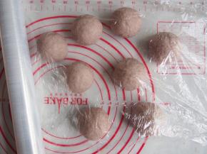 将面团分成8份，分别揉圆，醒发10分钟左右。