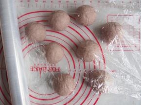 将面团分成8份，分别揉圆，醒发10分钟左右。