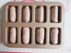 将面包胚收口朝下放入烤盘中，放到温暖的地方发酵至1.5倍大。